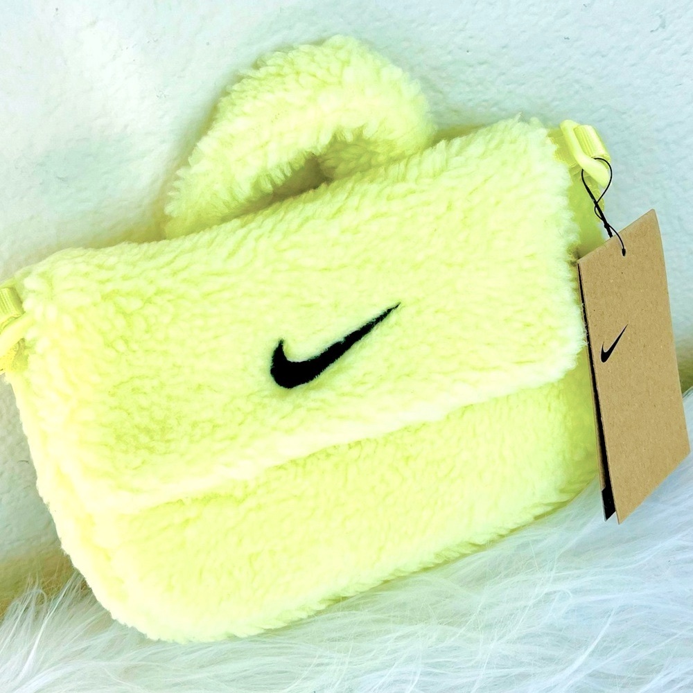 NWT! NIKE
Women / Girls Faux Fur Crossbody Bag (1L) Size - Luminous Green